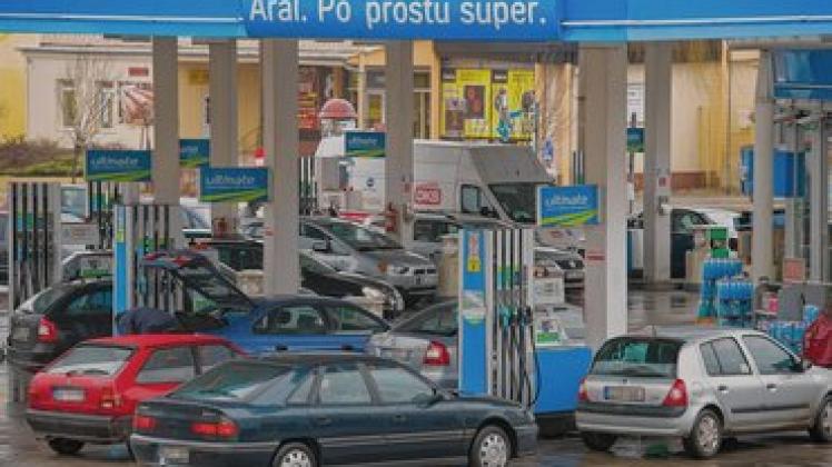 Fast nur deutsche Fahrzeuge standen gestern an dieser Tankstelle in Slubice. Foto: dpa