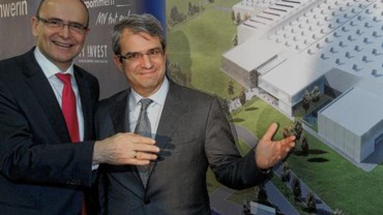 Ansiedlungserfolg in MV: Ministerpräsident Erwin Sellering (SPD, l.), und Nestlé-Europachef Laurent Freixe Jens Büttner, dpa