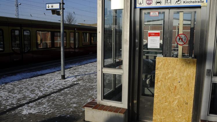 Eine durch eine Explosion zerstoerte Scheibe eines Aufzugs ist an der S-Bahnstation in Hennigsdorf mit einem Brett abgedichtet (Foto vom 30.01.12). Nach der Explosion mehrerer Rohrbomben in Hennigsdorf (Landkreis Oberhavel) hat die Polizei einen Tatverdaechtigen ermittelt. Foto: dapd