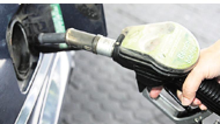 Die Benzinpreise haben eine neue Rekordhöhe erreicht. Die Autofahrer leiden, den Fiskus freuts.dapd