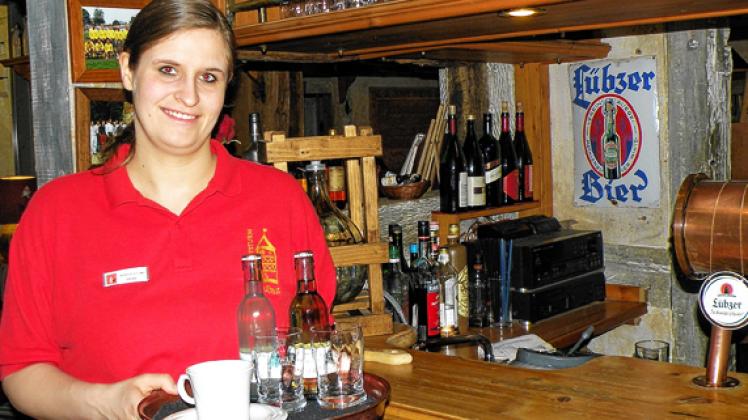 Ulrike Melle lässt sich zur Restaurantleiterin ausbilden und bleibt auch nach ihrer Schwangerschaft in Lübz. Fotos: Ilja Batz 