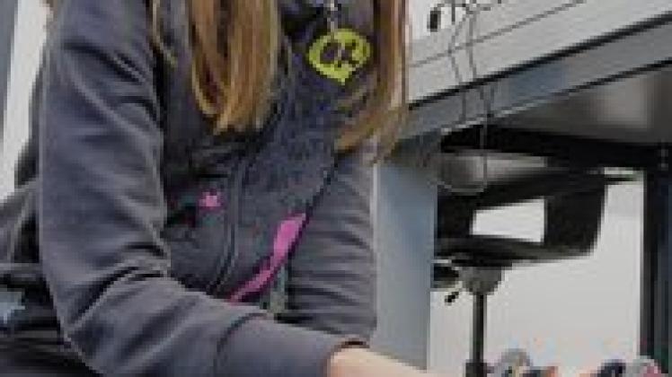 Winona Folté von der Käthe-Kollwitz-Gesamtschule Mühlenbeck. In 30 Arbeitsgemeinschaften können die Kinder an der Schule Roboter programmieren, Marionetten bauen, fotografieren, ein Musical einüben, Seiltanzen und vieles mehr.Susanna Hoke