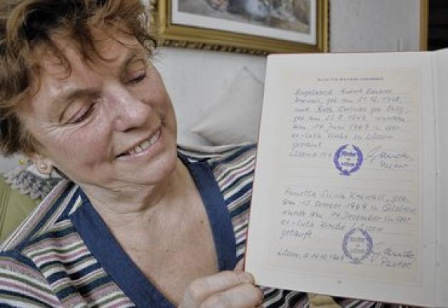 Historischer Eintrag im Familienbuch: Ruth Kriewall zeigt ihre Traubescheinigung und den Taufeintrag für ihre Tochter Annette mit den original Unterschriften vom damaligen Lüssower Pastor Joachim Gauck. Jens Griesbach Historischer Eintrag im Familienbuch: Ruth Kriewall zeigt ihre Traubescheinigung und den Taufeintrag für ihre Tochter Annette mit den original Unterschriften vom damaligen Lüssower Pastor Joachim Gauck. Jens Griesbach