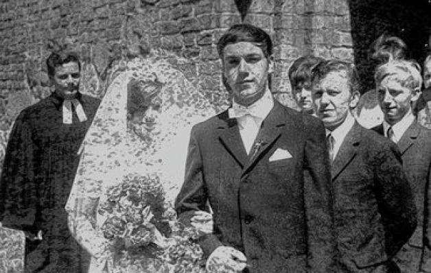 Etwas vergilbt, aber gut erkennbar: Ruth und Engelhard Kriewall bei ihrer Hochzeit 1969 vor der Lüssower Dorfkirche. Jungpastor Joachim Gauck (l.) traute das Paar. 