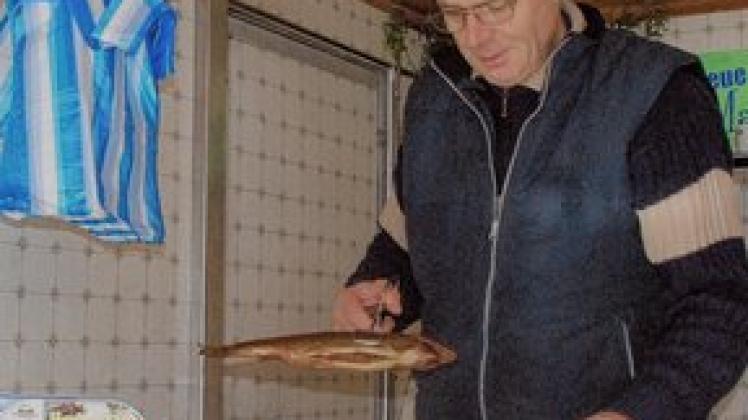 Eckhard Faasch packt immer donnerstags in Gadebusch Fisch für seine Kunden ein. 