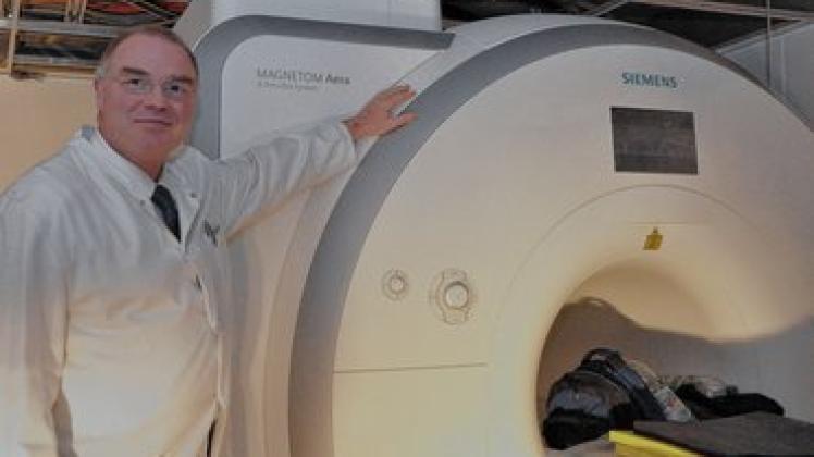 Chefarzt Klaus Schulze freut sich über die Ankunft des neuen  Tomographen. Birgit Hamann