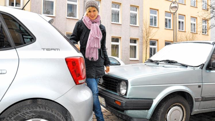 Enge Parklücken sind in der KTV an der Tagesordnung. Die 33-jährige Anwohnerin Antje Röcker  sucht regelmäßig minutenlang, um  den passenden Parkplatz zu finden. Foto: Nicole Pätzold 