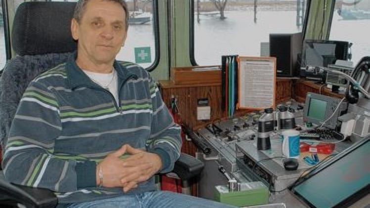 Der Kapitän an seinem Arbeitsplatz: Heute geht es für Erich Riesch mit seinem Tanker nach Hamburg. Susann Matschewski