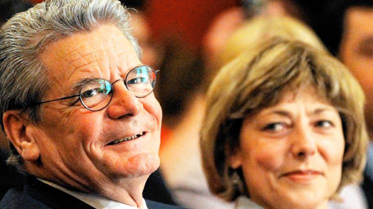 Erst drei Tage ist Joachim Gauck - hier mit Lebensgefährtin Daniela Schadt - Kandidat, die Zustimmung ist enorm. Aber er muss zugleich Kritik einstecken.dpa 