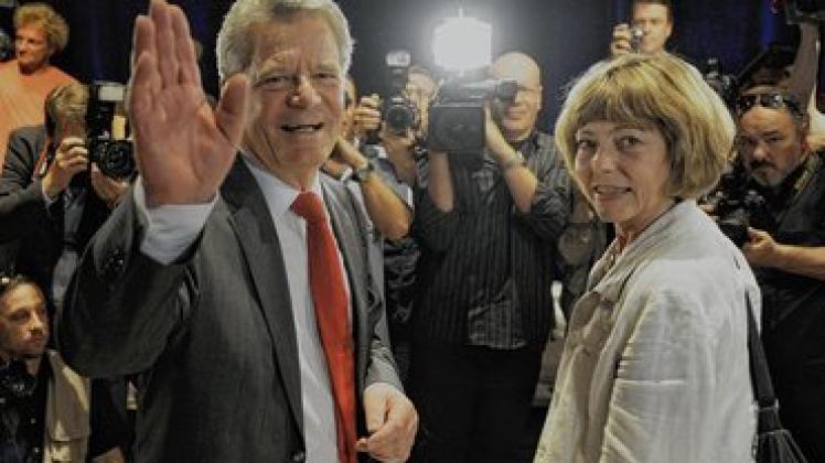Joachim Gauck und seine Lebensgefährtin Daniela Schadt werden im März ins Schloss Bellevue einziehen.  dpa