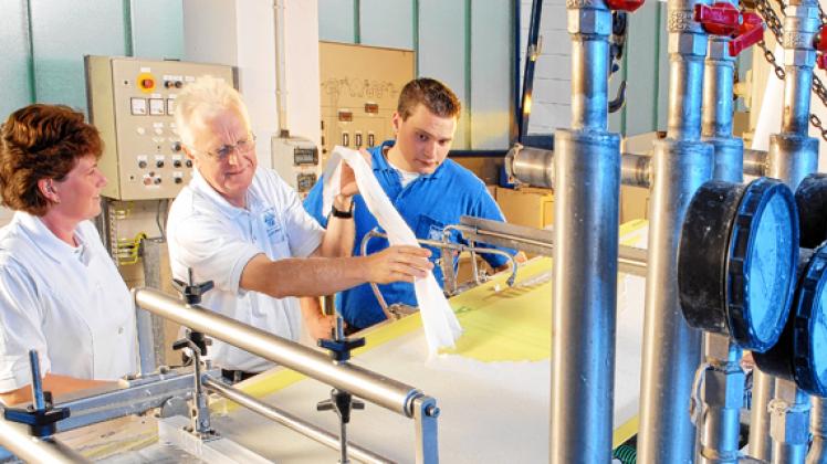 Die hohe Qualität und Produktivität der Mitarbeiter im Neu-Kalisser Spezialpapier-Werk gab den Ausschlag, dass das mecklenburgische Werk  federführend und Stammsitz für die Vliesproduktion der Melitta-Gruppe wird. Dadurch sichern die Neu-Kalisser insgesamt 70 Mitarbeitern die Arbeitsplätze im Werk in Berlin-Neukölln. Fotos: Neu Kaliß Spezialpapier