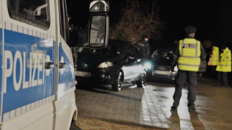 Verkehrskontrolle an der Zufahrt zum BMC-Gelände. Kasa