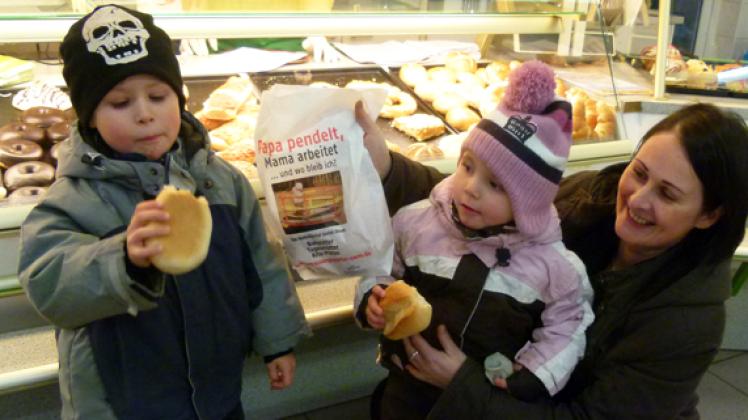 Für die Aktion "Papa pendelt" wirbt die Wifög in Bäckereien mit Verkaufstüten und Flyern - Unterstützung ist erwünscht. Foto: zvs
