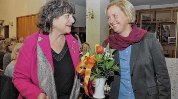 Warmherziger Empfang am gestrigen Valentinstag:  Charlotte Bebion-Zander aus Bälow überreichte einen Strauß Blumen an Andrea Tiffe (r.) vom Büro "Radschlag" aus Berlin.Birgit Hamann (3)