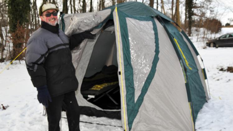 Bernd Großmann hat im Schnee sein Zelt aufgestellt...