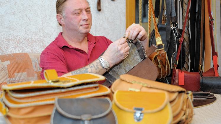Erhard Elwers näht seine Taschen immer von der Mitte aus. "Damit sich das feine Leder nicht verzieht", erklärt der Feintäschner. Auch die Verschlüsse aus Bronze stellt der 50-Jährige in seiner  Garage her. reinhard klawitter