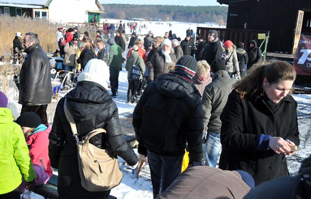 Herrlicher Sonnenschein lockte am Sonnabend von 11 bis 16 Uhr insgesamt mehre Tausend Besucher aus weiten Teilen Mecklenburgs zum Eisvergnügen auf den Güstrower Inselsee.  Foto: Buchardt