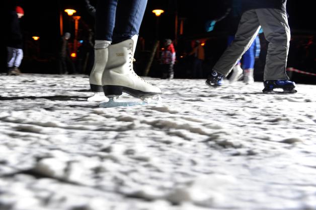 Spaziergänger und Schlittschuhläufer sind am Freitagabend noch auf der zugefrorenen Außenalster in Hamburg unterwegs. Foto: Marcus Brandt dpa