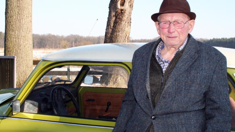 Wilhelm Tewes vor seinem geliebten, grün-weißen Trabant. Sein Leben lang ist er nur Trabant gefahren. Maria Nielsen