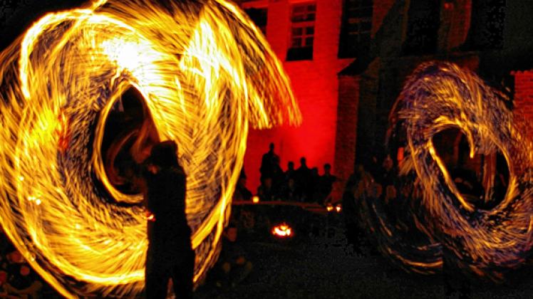 Feuershow auf dem Klosterhof: Der Klosterverein hat schon mit vielen Veranstaltungen Besucher nach Rühn gelockt. ArchivSigrid Papendorff, Hans-Georg Harloff und David Pilgrim (v.r.) vom Klosterverein freuen sich über die Erfolge. zvs