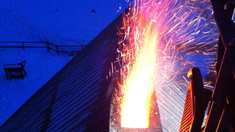 Hoch schlagen die Flammen aus dem Schornstein eines Einfamilienhauses in Kaarz.Oliver Borat