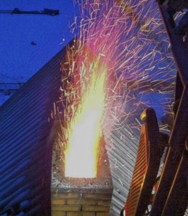 Vom Rettungskorb aus wird das Feuer bekämpft. Foto: Michael Schwertner Vom Rettungskorb aus wird das Feuer bekämpft. Foto: Michael Schwertner