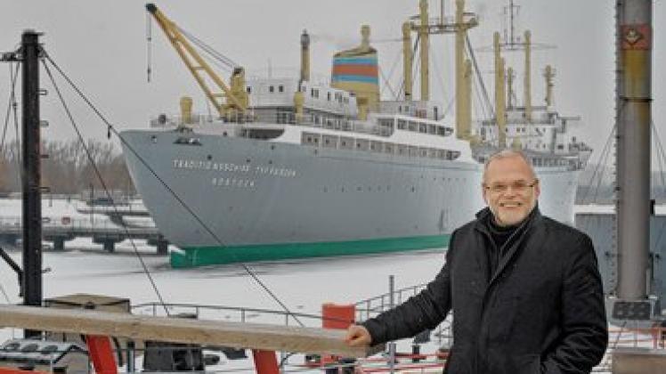 Vor dem Traditionsschiff: Dr. Peter Danker-Carstensen, Chef des Schiffbau- und Schifffahrtsmuseums geos