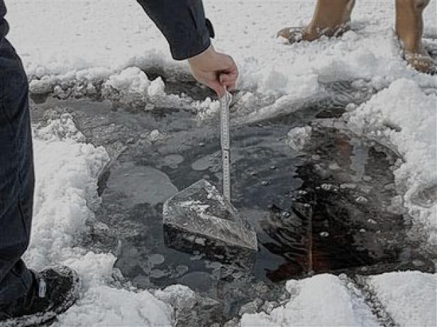 Der Berufsfeuerwehr ist das Eis noch zu dünn: Sie warnt weiterhin vor dem Betreten der zugefrorenen Gewässer.  zvs