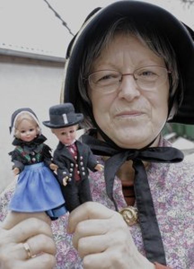 Zwei Puppen in original Warnemünder Trachten bieten Karin Scarbarth und die anderen Mitglieder der Trachtengruppe in der Tourismuszentrale und im Heimatmuseum an. mapp