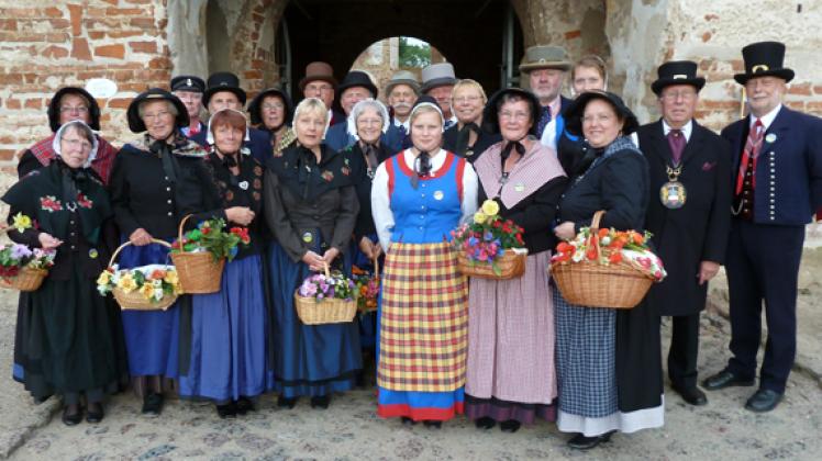 Bewahren die Tradition: Sabine Engel, Gert Düffer, Jupp Kraus, Hanne Falkowski, Wilhelm Münchow, Klaus Kleinke, Max Richter, Peter Falkowski, Werner Kreuscher, Fromut Leptin, Siegfried Richter, Henning Walter (hinten, v. l.), Sylvia Zindler, Karin Richter, Margit Kleinke, Heike Weise, Karin Scarbarth, Annemarie Bergmann, Renate Kreuscher, Karin Münchow und Silvia Gluch (vorn, v. l.) NNN Bewahren die Tradition: Sabine Engel, Gert Düffer, Jupp Kraus, Hanne Falkowski, Wilhelm Münchow, Klaus Kleinke, Max Richter, Peter Falkowski, Werner Kreuscher, Fromut Leptin, Siegfried Richter, Henning Walter (hinten, v. l.), Sylvia Zindler, Karin Richter, Margit Kleinke, Heike Weise, Karin Scarbarth, Annemarie Bergmann, Renate Kreuscher, Karin Münchow und Silvia Gluch (vorn, v. l.) NNN