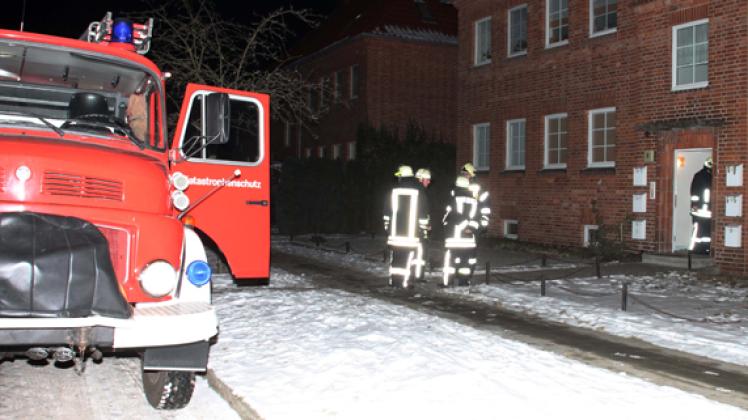Einsatzkräfte der Feuerwehren mussten selbst nachts ausrücken, um geplatzte Wasserleitungen in Gebäuden zu stoppen. Ralf Drefin