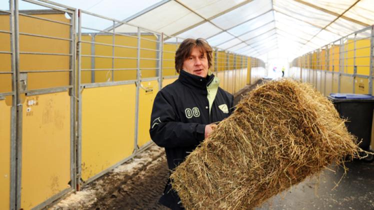 Vollverpflegung exklusive: Die Besitzer der etwa 300 Übernachtungspferde bringen das Futter selbst mit. Stallmeister Steffen Schumacher legt einige Not-Heuballen zurecht.Reinhard Klawitter