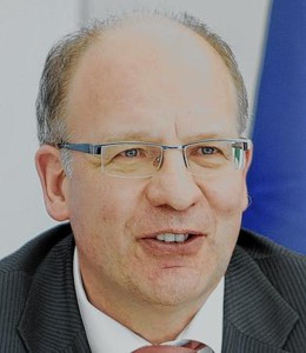 Amtsinhaber Roland Methling (parteilos) wird  unterstützt von Für Rostock. 