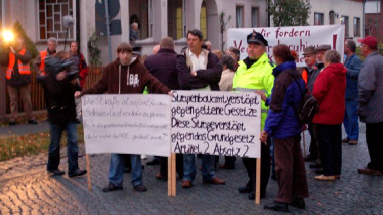 Bereits 2009 sperrten die Kuhbierer die Ortsdurchfahrt der B 189, demonstrierten für eine Ortsumgehung.Archiv