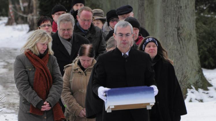 Unter der Anteilnahme  von Bürgern der Region und des Amtes Gadebusch wurde der namenlose Säugling gestern in Gadebusch beigesetzt. volker Bohlmann