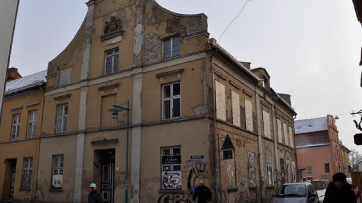Domstraße 6 in Güstrow: Nach einer gescheiterten Privatisierung sucht die Stadt seit Jahren einen Interessenten für das Eckhaus.