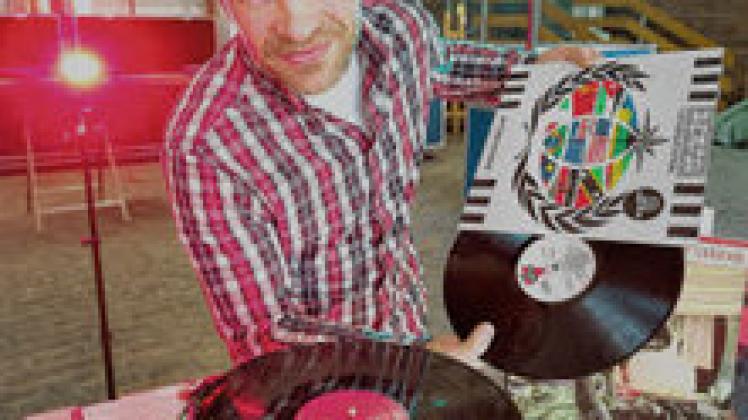 Boxen, Bars und bunte Lichter: Alles, was eine Party braucht, schafft Veranstalter und DJ Dirk Rißmann bis zum Freitag in die Kunsthalle. Foto: Georg Scharnweber