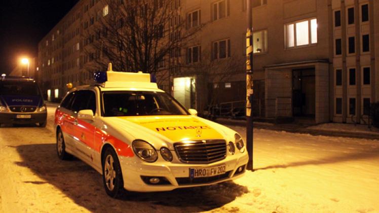 Einsatz am Montagabend: Polizei und Notarzt parken vor dem Haupteingang der Sankt-Petersburger-Straße 16. Im Inneren soll sich ein Familiendrama abgespielt haben.Nonstopnews