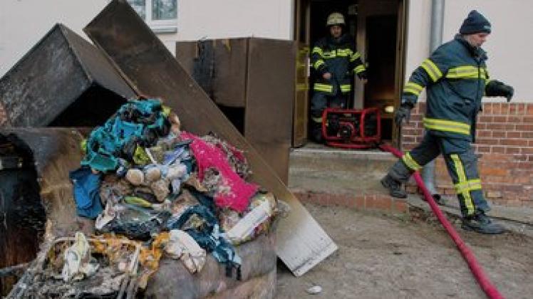Verbrannte Möbel und andere Gegenstände: Mehr ist nicht geblieben  beim Brand eines Wohnhauses in  Bad Freienwalde (Märkisch-Oderland). Die Brandserie in der Kurstadt dauert an. dpa