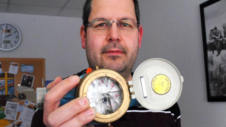 Dirk Oertel, Leiter Netzbetrieb Wasser bei den Hagenower Stadtwerken, mit einem Wasserzähler, den der strenge Frost der vergangenen Tagen zerstört hat. Hirschmann