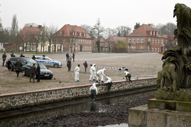 In der Großen Kaskade vor Schloss Ludwigslust wird die Leiche einer jungen Frau gefunden: Lulu. Foto: ZDF