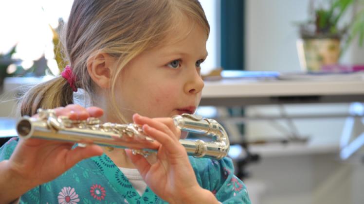 Jeden Tag übt Meret Louisa Vogel auf ihrer Kinder-Querflöte mit U-Kopf. Einmal pro Woche kommt sie zum Unterricht ins Konservatorium. Juliane Hinz Jeden Tag übt Meret Louisa Vogel auf ihrer Kinder-Querflöte mit U-Kopf. Einmal pro Woche kommt sie zum Unterricht ins Konservatorium. Juliane Hinz