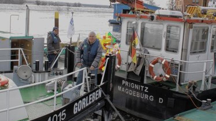 Die beiden Peilboote - hier mit den Mitarbeitern Hans-Jürgen Kühn und Bernd Danehl  (v. l.) - müssen wegen des dichten Treibeises im Hafen Schutz suchen.  barbara Haak