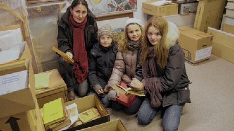 Museumsleiterin Carmen Rottmann zeigt Dr. Jürgen Rabbels Enkelkindern Alexandra, Nina und Anna-Lena das Depot. Dieses soll auch mit Hilfe ihrer Spenden umgebaut werden. Foto: NNN