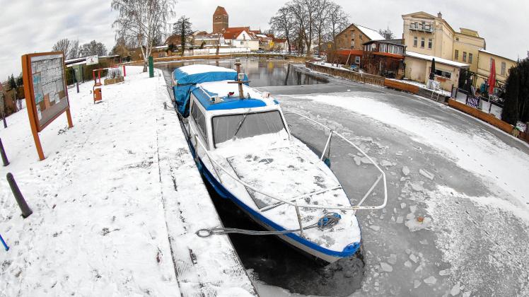 Das Umweltboot „Eisvogel“ im Hafen am Parchimer Fischerdamm. Foto: Wolfried Pätzold