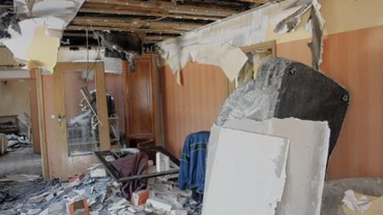 Blick ins Wohnzimmer: Brand-, Rauch- und Wasserschaden machen auch das Erdgeschoss unbewohnbar. Laut Gutachter bleibt nur der Abriss.Manfred Drössler