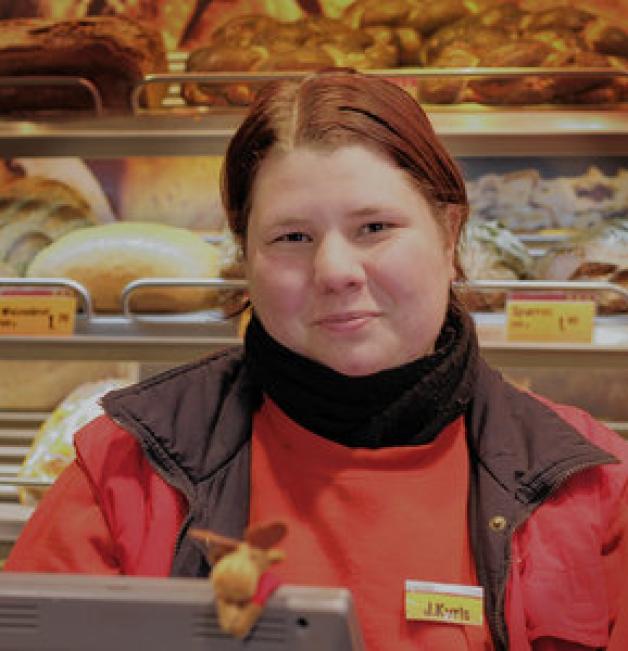 Die Bäckerei-Verkäuferin: Im Hopfenmarkt verkauft Janine Kyris  Brot und Kuchen und das auch bei eisigen Temperaturen. Sie hat das Glück, dass sie von Heizstrahlern gewärmt wird. Trotzdem kommt sie um mehrere Pullover und einen dicken Schal nicht herum. dabe