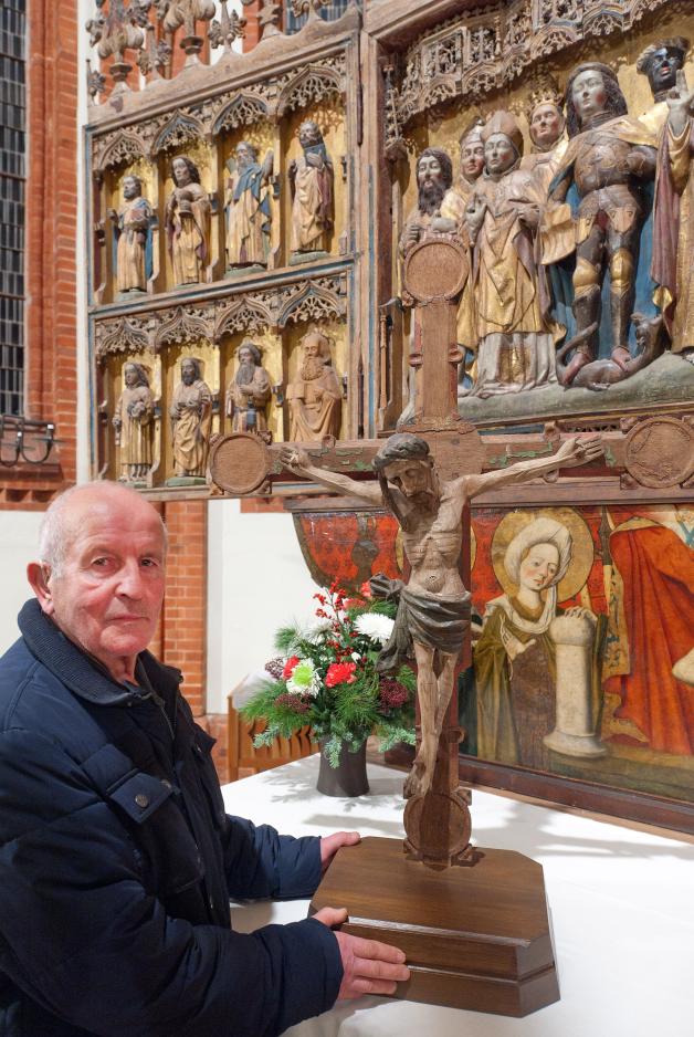 Der pensionierte Warnemünder Tischler Wolfgang Lange liebt die Arbeit mit Holz und hat voller Ehrfurcht vor der Handwerkskunst von 1490 dem Kruzifix der Kirche ehrenamtlich einen neuen Sockel gebaut. Georg Scharnweber