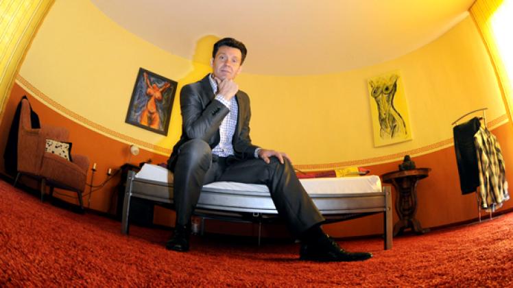 Der Unternehmer Henryk Mioskowski  im runden Schlafzimmer seines Wohnhauses, eines ehemaligen Rundsilos aus Beton.dapd