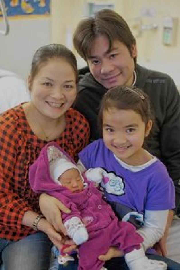 Neuer Familienzuwachs: Thuy Linh möchte ihre kleine Schwester Hannah gar nicht mehr loslassen. Über so viel Geschwisterliebe freuen sich auch Mama Thi Hien Dinh und Papa Hong Linh Dinh. Neuer Familienzuwachs: Thuy Linh möchte ihre kleine Schwester Hannah gar nicht mehr loslassen. Über so viel Geschwisterliebe freuen sich auch Mama Thi Hien Dinh und Papa Hong Linh Dinh.